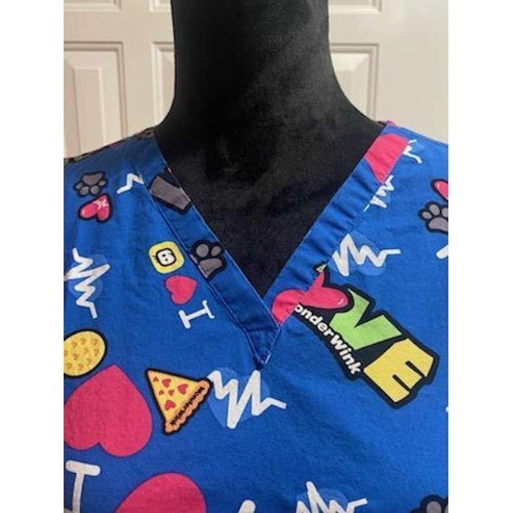 WonderWink Womens Blue Heart Pizza Medical Novelty Print V-Neck Scrub Top Medium - Picture 3 of 7